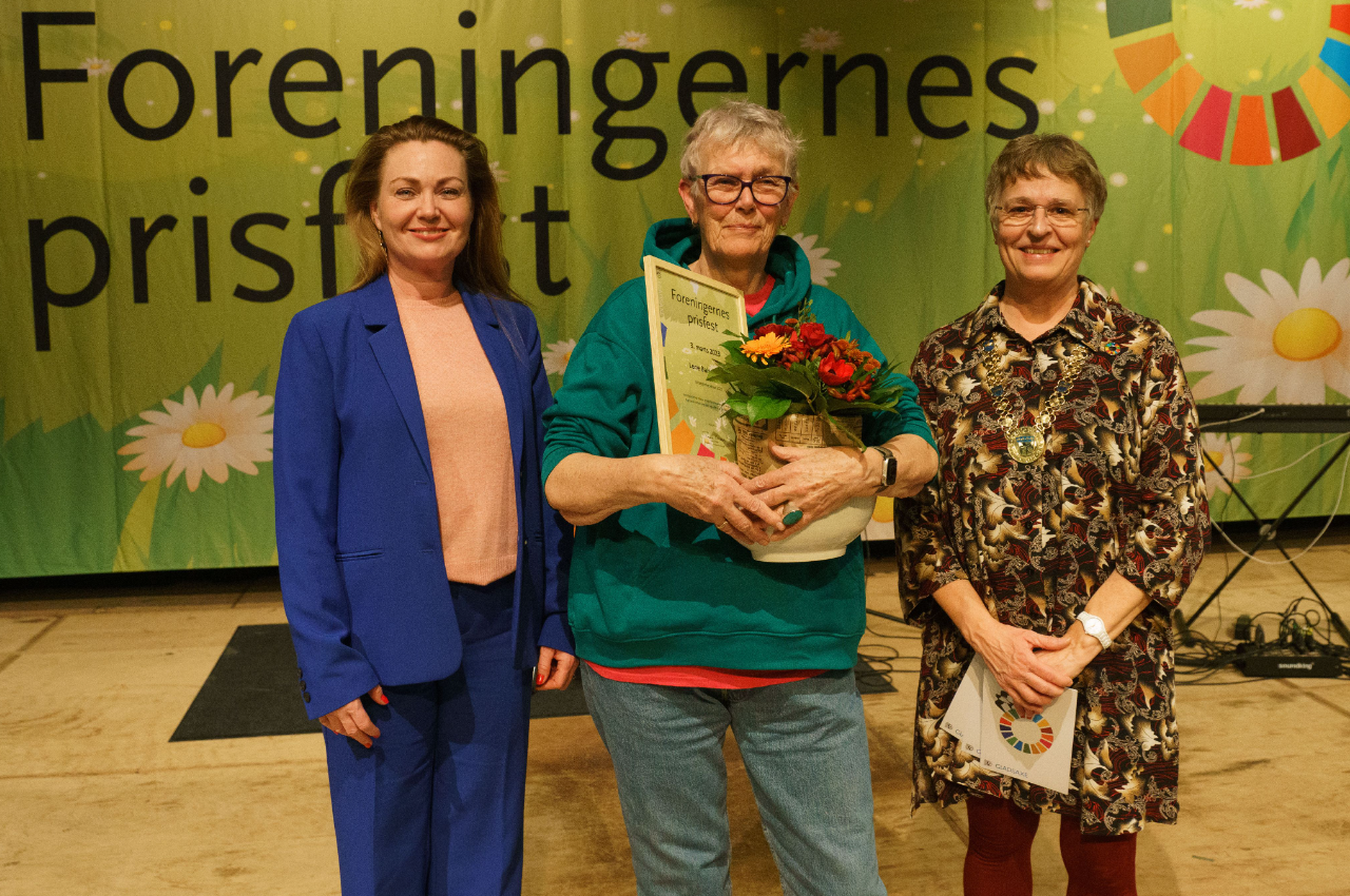 Vinder af Idrætslederprisen Lene Balschmidt ved siden af borgmester Trine Græse og formand for Fritids- og Idrætsudvalget Christina Rittig Falkberg